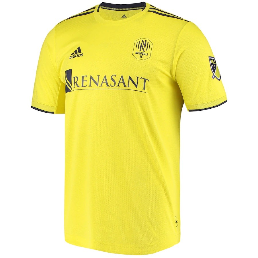 Купить футболки футболистов. Желтая футбольная форма. Желтая футболка футбольная. Черно желтая футбольная форма. Футболист в желтой форме.