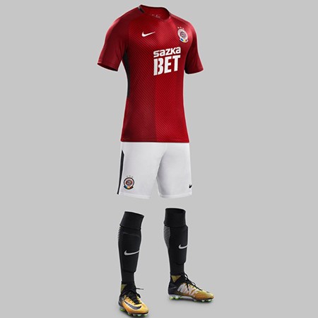 A forma do clube de futebol Sparta Prague 2017/2018 (conjunto: T-shirt + calções + leggings)