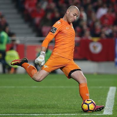 A forma masculina do goleiro do clube de futebol Moreiringa 2016/2017 (conjunto: T-shirt + calções + leggings)