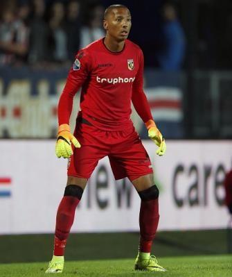 The male kit of the goalkeeper of the football club Vitesse Arnhem 2016/2017 (set: T-shirt + shorts + leggings)