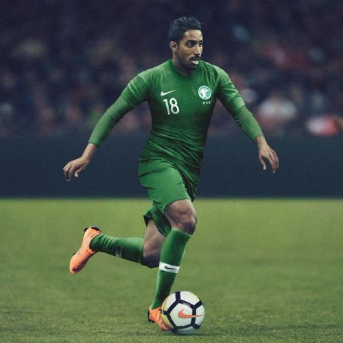 Forme de l'équipe nationale de l'Arabie saoudite sur le football Coupe du monde 2018 Invite (ensemble: T-shirt + shorts + leggings)