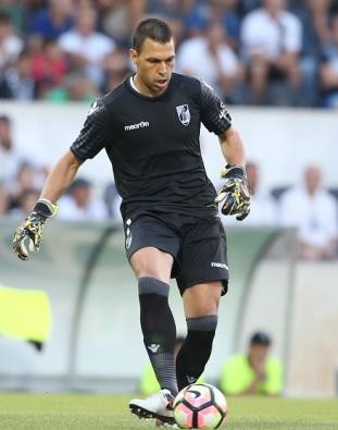 The male kit of the goalkeeper of the football club Vitoria Guimaraes 2016/2017 (set: T-shirt + shorts + leggings)