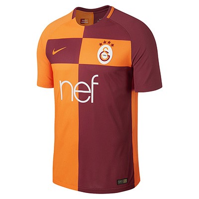 A forma do clube de futebol Galatasaray 2017/2018 (conjunto: T-shirt + calções + leggings)