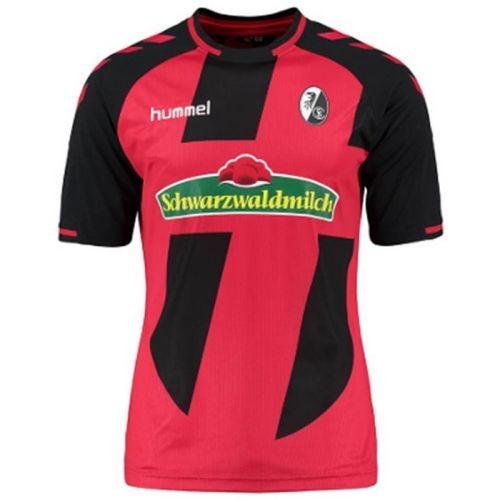 A forma do clube de futebol Freiburg 2016/2017 Inicio (conjunto: T-shirt + calções + leggings)