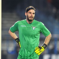 A forma masculina do goleiro do clube de futebol Lácio 2016/2017 Convidado (conjunto: camiseta + calções + leggings)