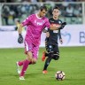 A forma masculina do goleiro do clube de futebol Pescara 2016/2017 (conjunto: T-shirt + calções + leggings)