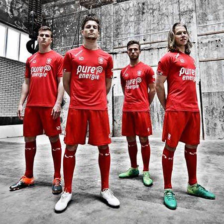 A forma do clube de futebol Twente 2017/2018 (conjunto: T-shirt + calções + leggings)